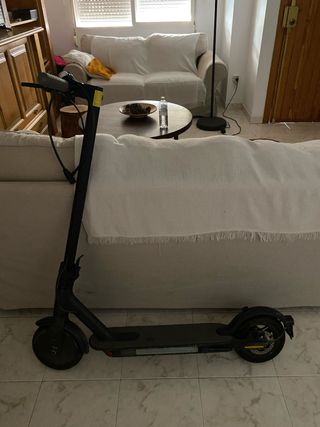 Patinete Eléctrico Xiaomi con cargador.