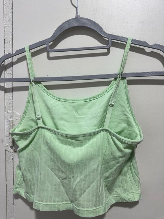 Top verde menta de tirantes