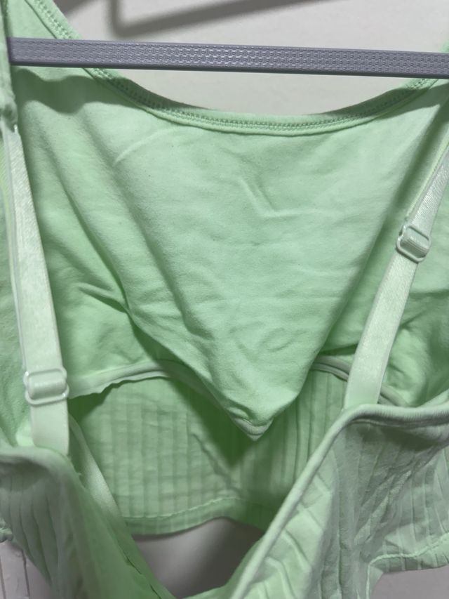 Top verde menta de tirantes