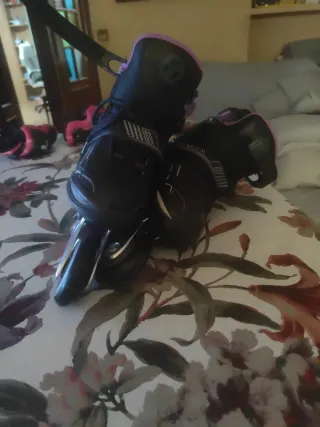 Patinetes en línea negros y morados para niños 
