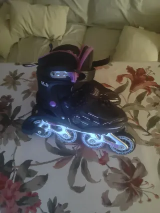 Patinetes en línea negros y morados para niños 
