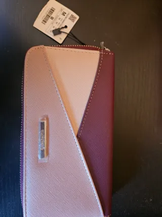 Cartera Stradivarius rosa y morada