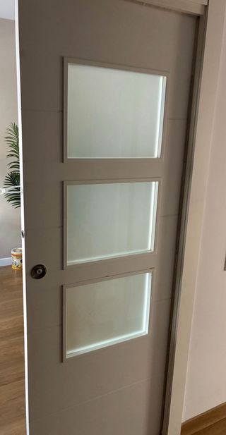Puerta interior blanca con 3 cristales