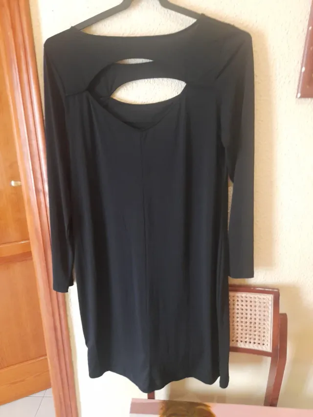 Vestido negro con abertura frontal