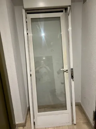 Puerta aluminio con persiana