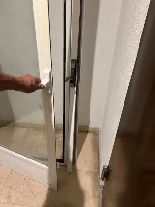 Puerta aluminio con persiana