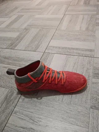 Zapatilla deportiva Kipsta roja y naranja