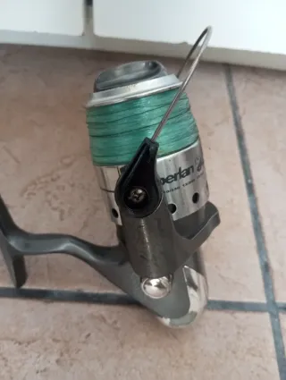 Carrete de pesca con sedal verde