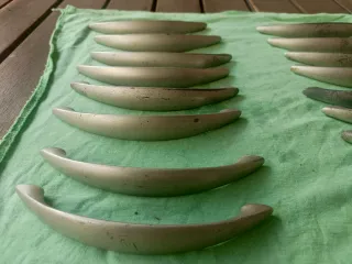 Tiradores de cocina plateados de 128 milímetros. 