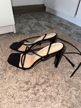 Sandalias de tacón negras atadas
