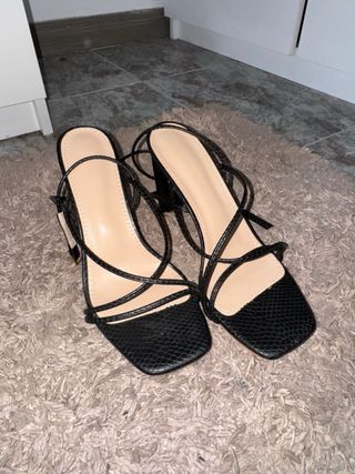 Sandalias de tacón negras atadas