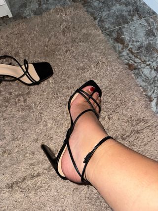 Sandalias de tacón negras atadas