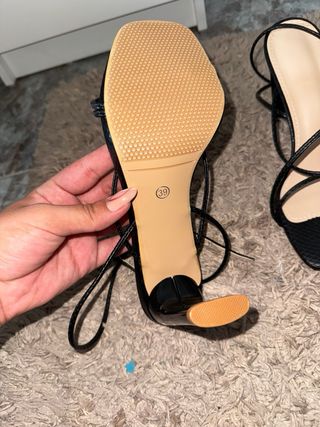 Sandalias de tacón negras atadas