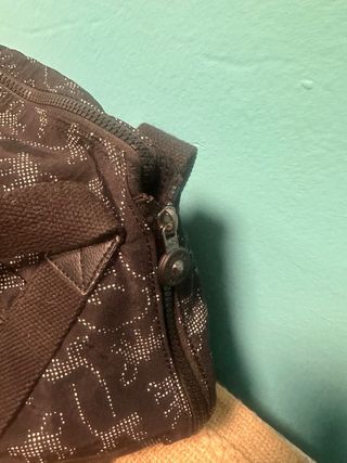 Bolso Kipling negro con estampado(leer)