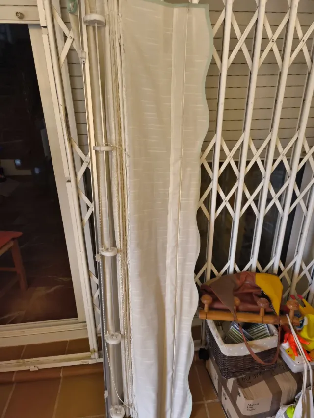 Estor enrollable beige y blanco