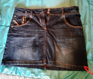 Falda vaquera azul con detalles marrones