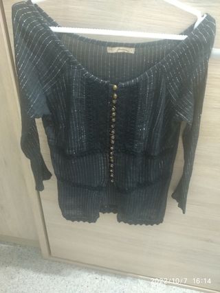 Blusa negra con detalles plateados