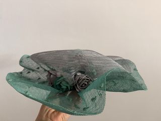 Tocado de fiesta gris y verde