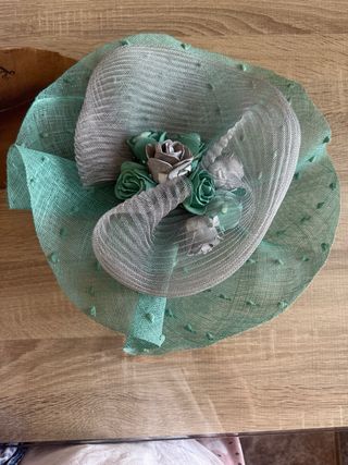 Tocado de fiesta gris y verde