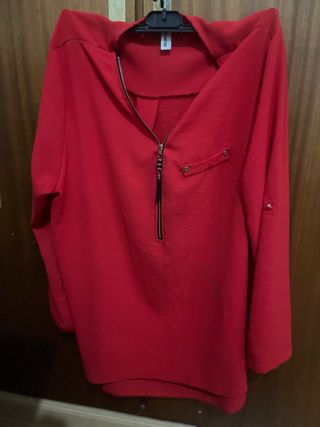 Blusa roja con cremallera