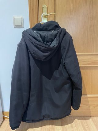Abrigo negro sin marca
