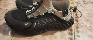 Zapatillas deportivas negras y rosas