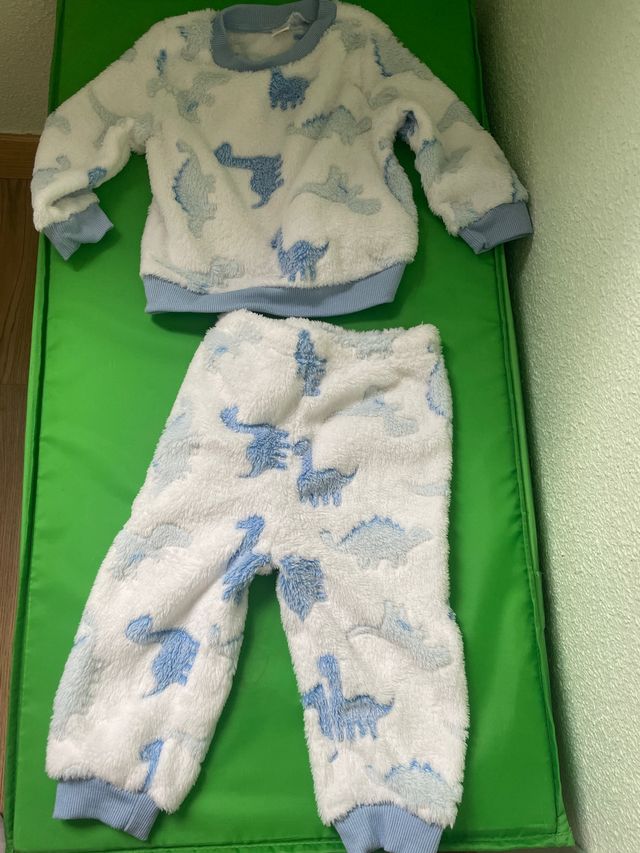 Pijama bebé dinosaurios 12-18 meses