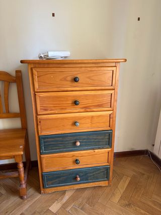 Cómoda de madera con cajones