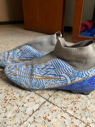 Botas de fútbol azules y grises