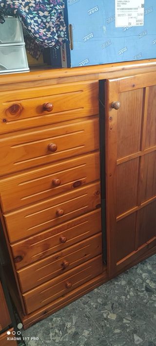 Cómoda de madera con armario