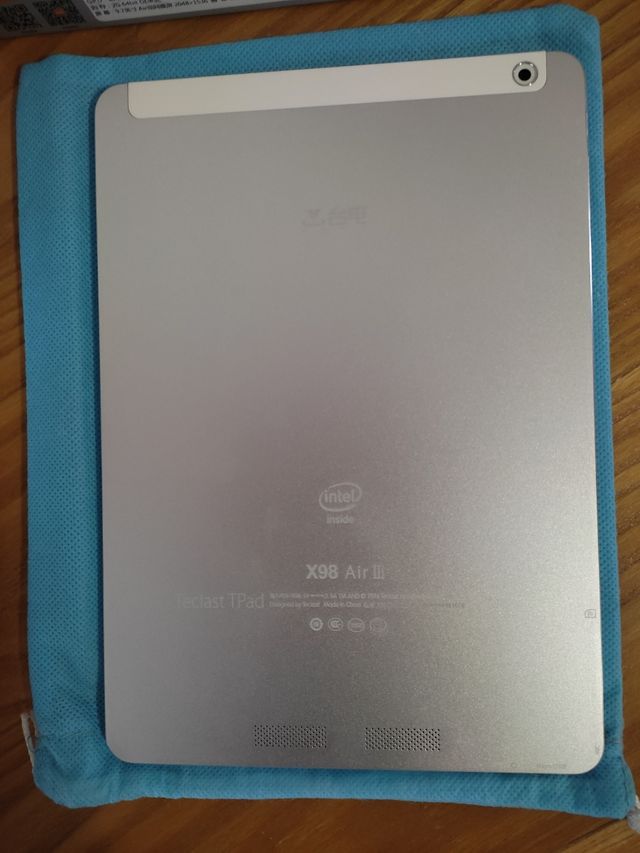 Tablet Teclast bianca con tastiera