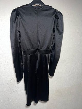 Vestido negro satinado manga 
 
