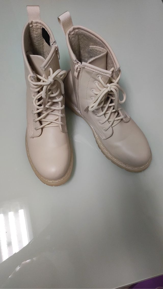 Botas de invierno beige con cordones
