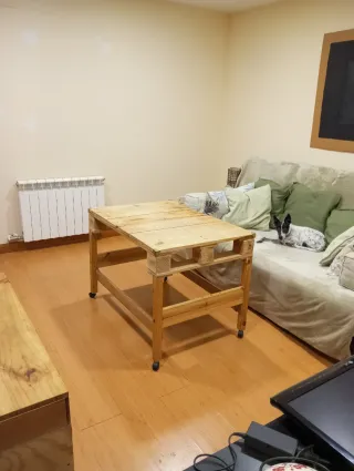 Mesa artesanal de madera con ruedas