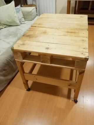 Mesa artesanal de madera con ruedas
