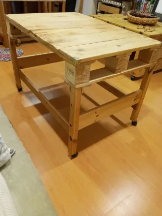 Mesa artesanal de madera con ruedas