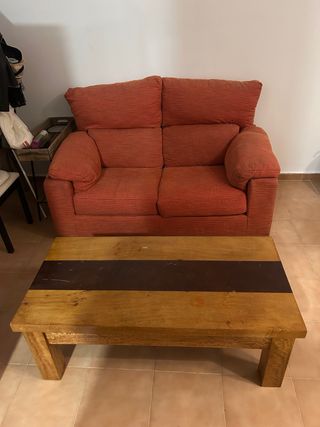 Sofá biplaza naranja y mesa centro madera