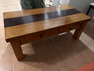 Sofá biplaza naranja y mesa centro madera