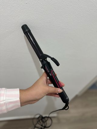 Tenacillas de pelo negras y rojas