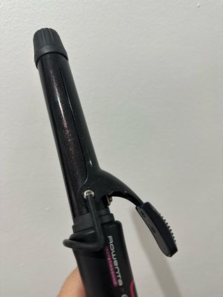 Tenacillas de pelo negras y rojas