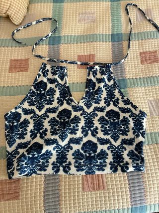 Top estampado floral azul y blanco