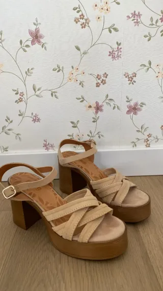 Sandalias beige de tacón