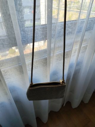 Bolso bandolera dorado y negro