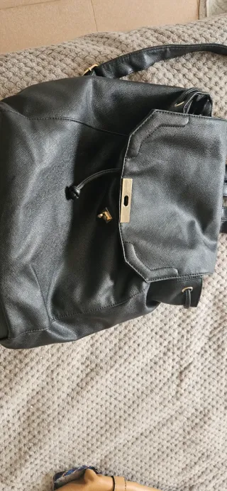 Bolso de piel beige con hebillas,mochila negra