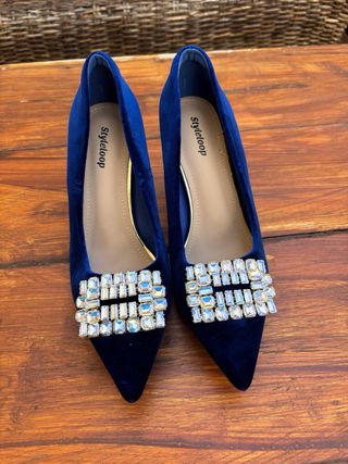 Zapatos de tacón azul con pedrería