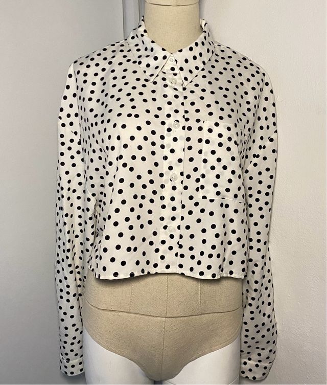 Blusa de lunares blanca y negra