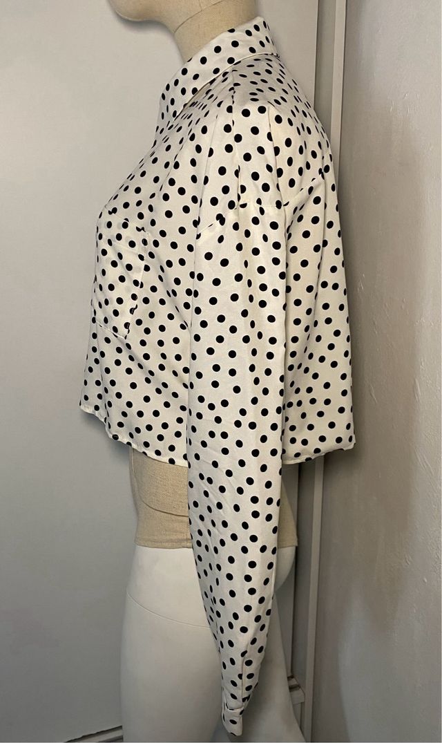 Blusa de lunares blanca y negra