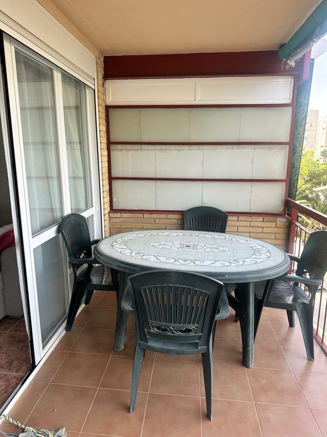 Mesa ovalda exterior y 4 sillas