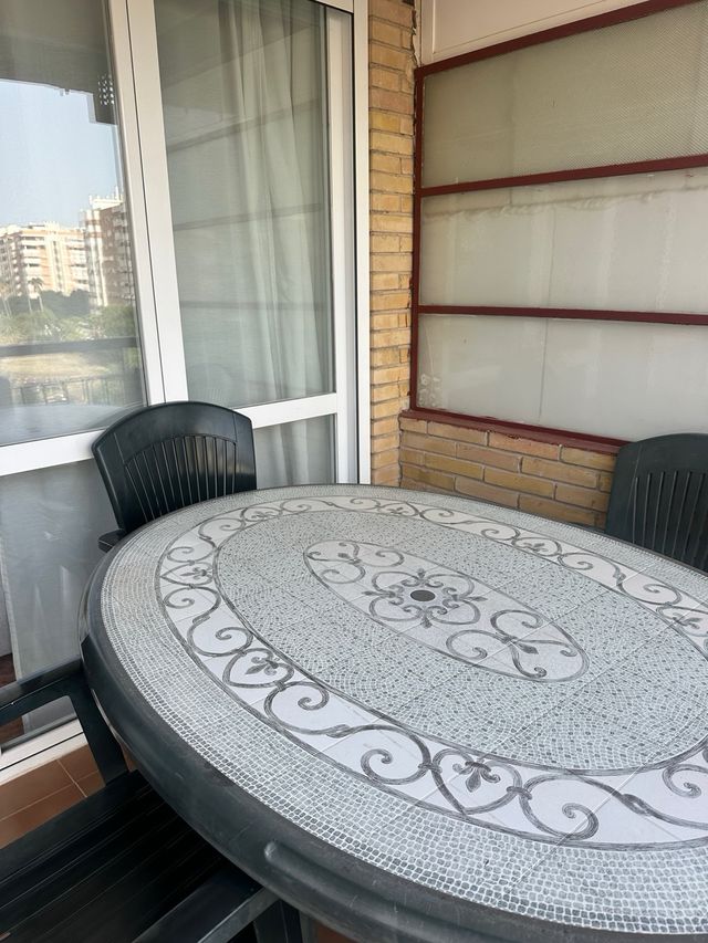 Mesa ovalda exterior y 4 sillas