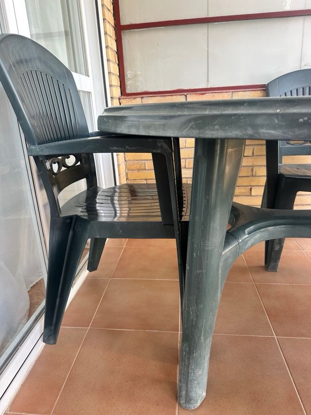 Mesa ovalda exterior y 4 sillas